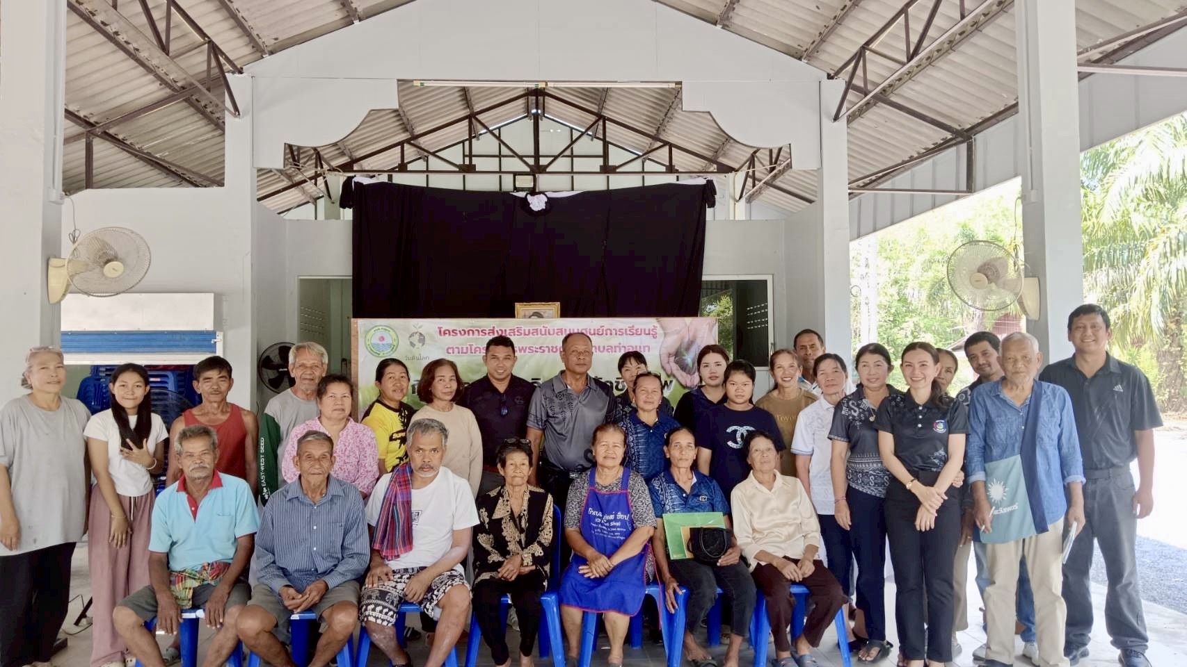 “เศรษฐกิจดี สิ่งแวดล้อมสะอาด สู่การพึ่งพาตนเองอย่างยั่งยืน” พช.กาญจนดิษฐ์ ร่วมขับเคลื่อนกิจกรรมการผลิตน้ำหมักชีวภาพ สารกำจัดน้ำเสีย ขจัดกลิ่นเหม็น และสารป้องกันแมลง ตำบลท่าอุแท