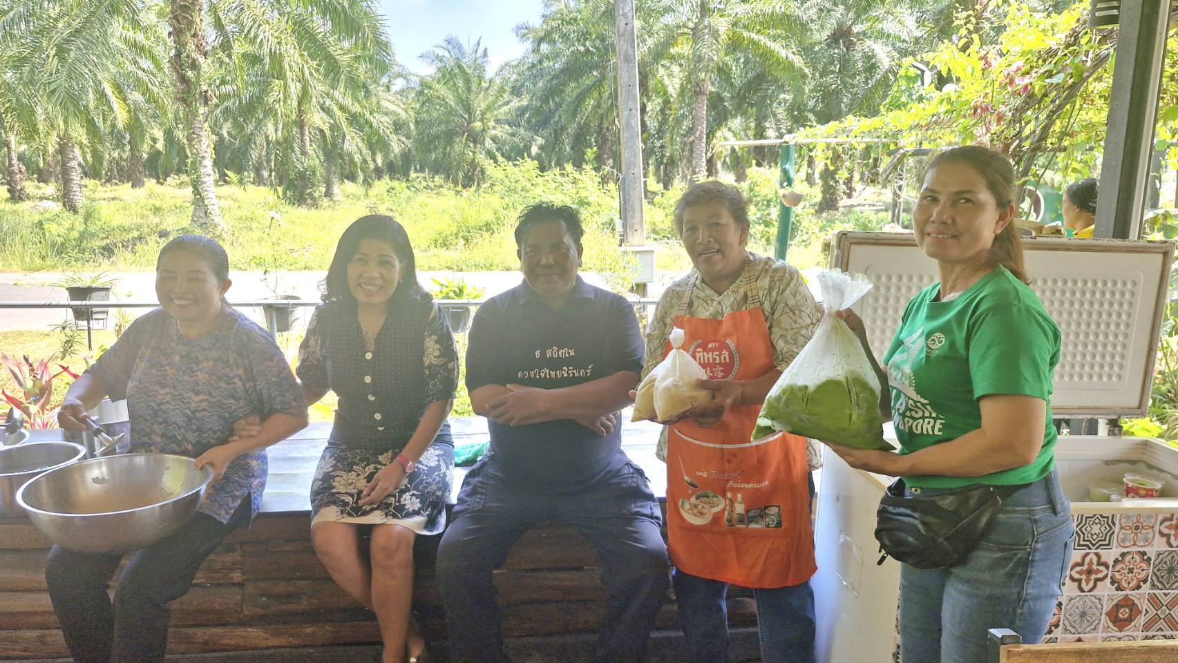 พช.กาญจนดิษฐ์ ลงพื้นที่เยี่ยมชมสาธิตทำไอศกรีมจากวัตถุดิบในศูนย์เรียนรู้ฯ พร้อมประชาสัมพันธ์การลงทะเบียน OTOP