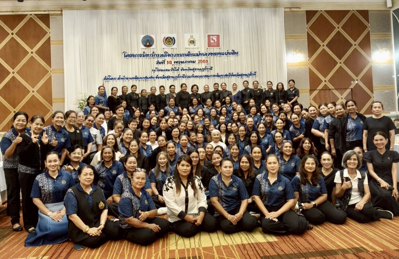 พช.กาญจนดิษฐ์ รวมพลังสตรีระดับอำเภอ ร่วมโครงการร้อยรักรวมใจถวายอาลัยแม่หลวงของแผ่นดิน