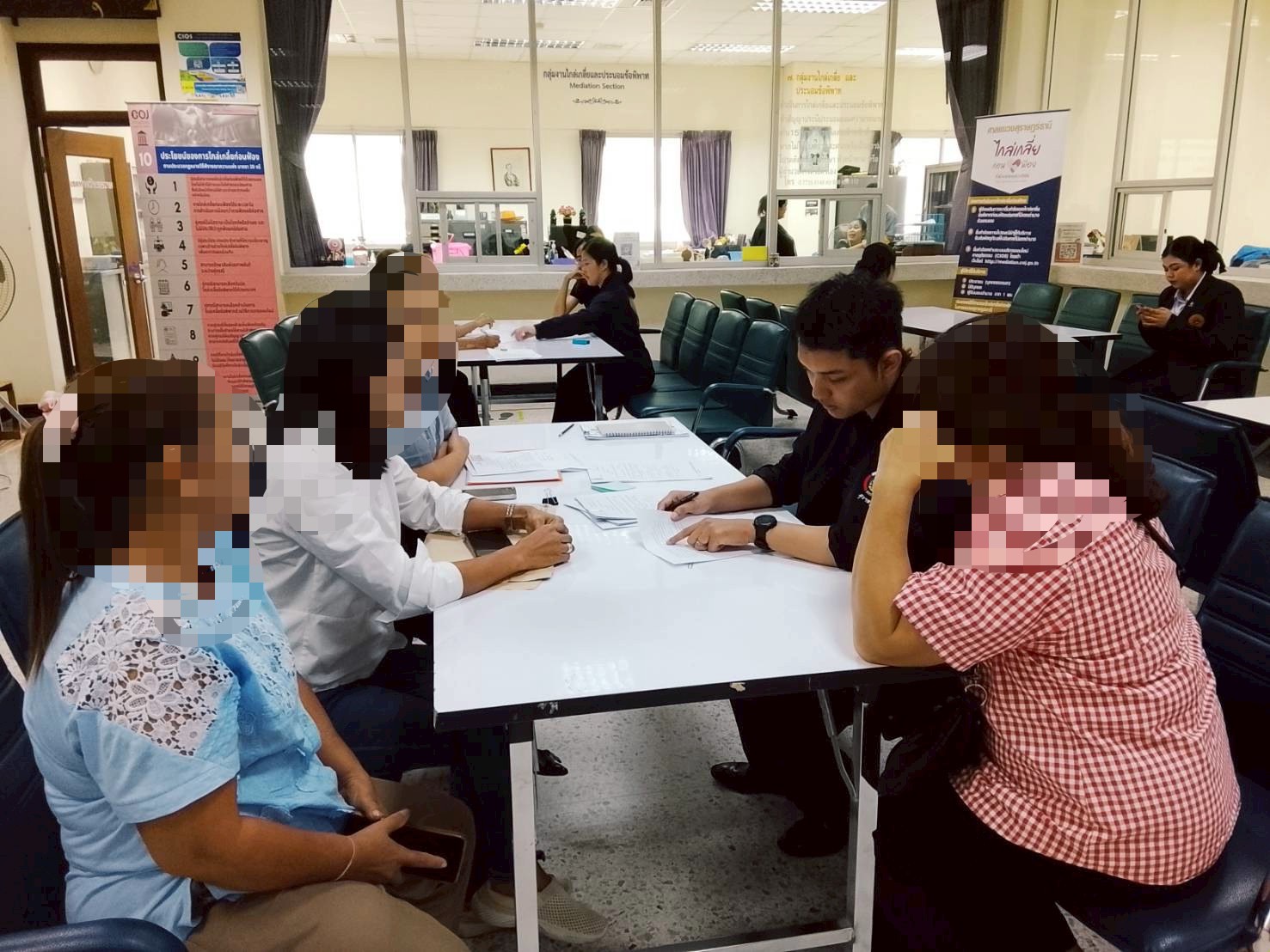 พช.กาญจนดิษฐ์ จับมือทีมจังหวัด ร่วมขับเคลื่อนการบริหารจัดการหนี้กองทุนพัฒนาบทบาทสตรีอำเภอกาญจนดิษฐ์ ผ่านกระบวนการไกล่เกลี่ยก่อนฟ้อง